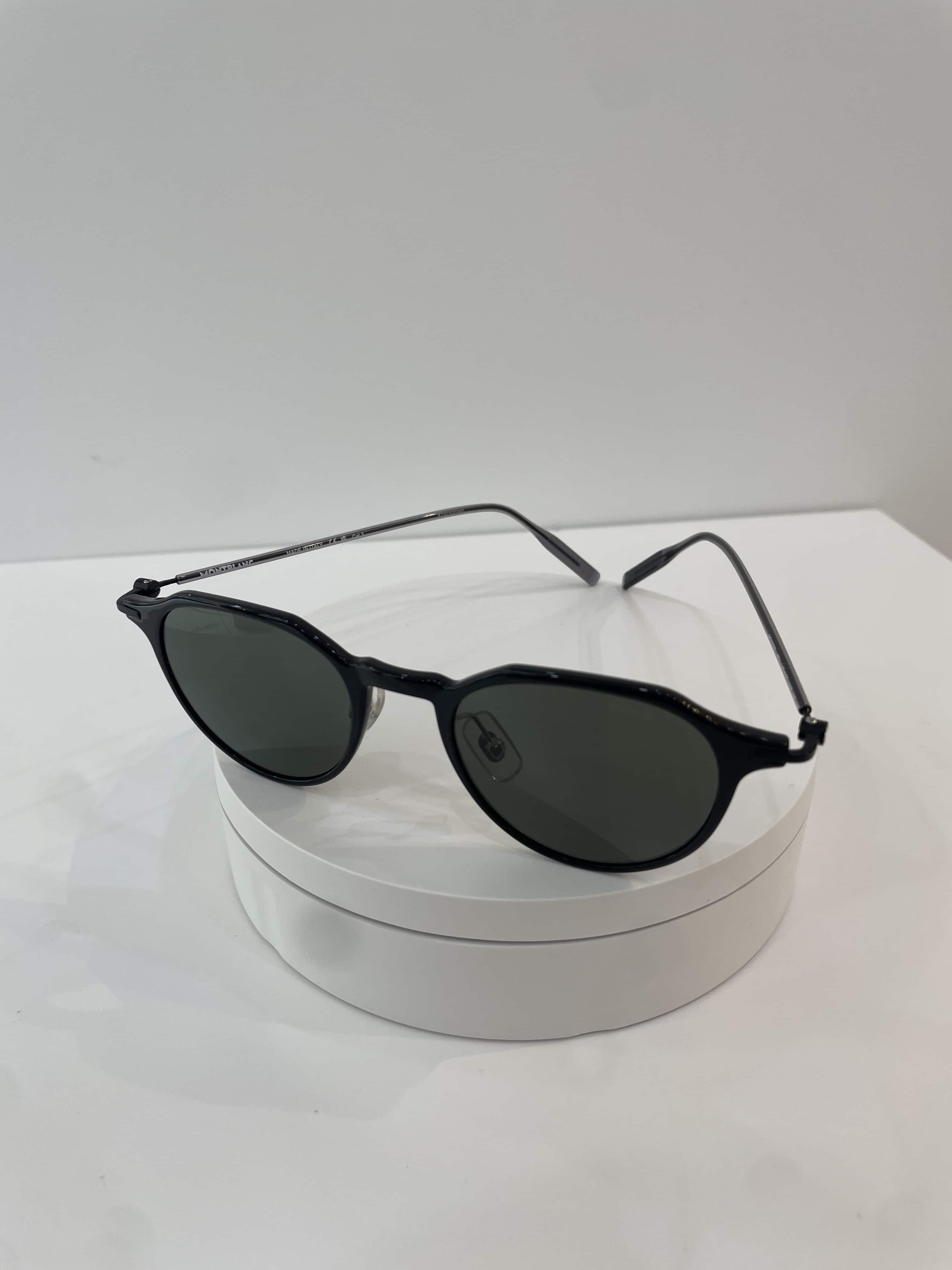Monture solaire noire présentée en boutique O’Opticien